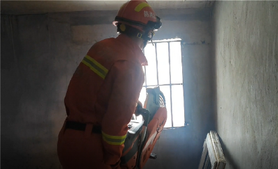 11岁男孩被困20米高房顶，消防员破窗救援