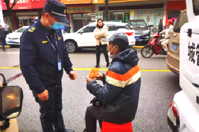 八旬老人浑身湿透站在街头，随后发生的事太暖了……