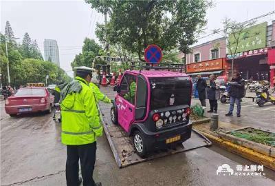 民警巡逻整治违停 司机停车别随意