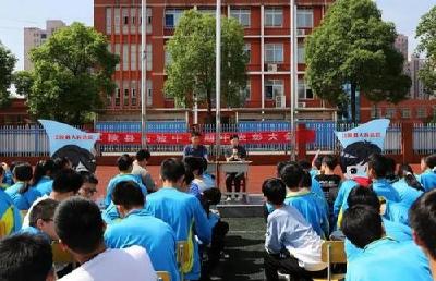 以法之名守护少年成长，江陵县人民法院送法进校园