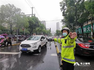 荆州迎来暴雨天气 交警上路保安全