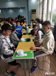 荆州市首届青少年围棋锦标赛开赛 纹枰对坐 “棋”乐无穷