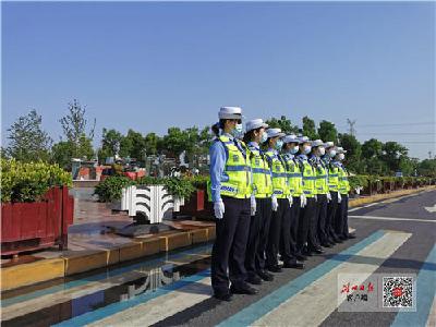 飒！荆州首支女子交警中队亮相方特！