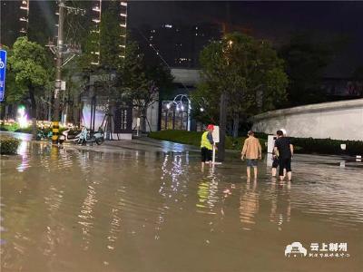 突降暴雨，荆州连夜强排保通行