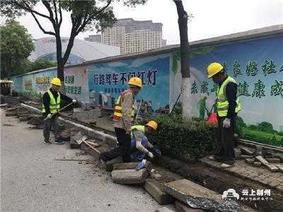 创卫进行时 | 整治垃圾中转站 修整城区破损路面