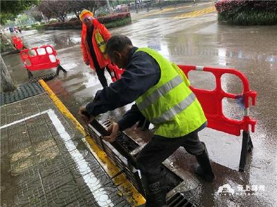 突降大雨 荆州城区排涝顺畅