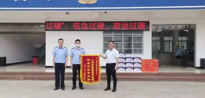 【我为群众办实事】交警服务暖人心，荆州企业致谢送锦旗