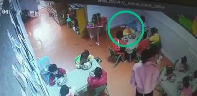 监控曝光！一女童在托儿所吃饭时呛死，涉事教师已停职！