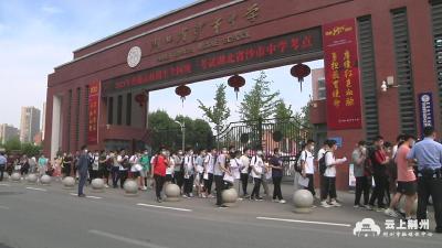 高考第二天，荆州陪考大军成考场外的靓丽风景
