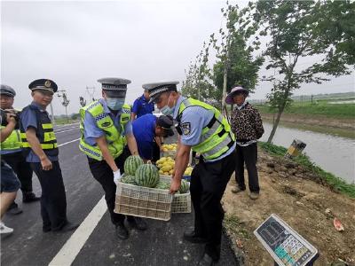 国道边售卖瓜果危险，荆州多部门联合整治