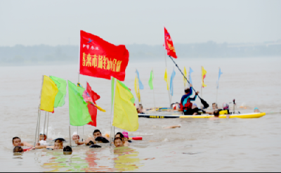 大场面！荆州300余名游泳爱好者长江漂流纪念伟人