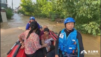 荆州蓝天救援队转移200余名受困群众 第二梯队已就位