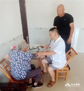 97岁荆州老人主动接种新冠疫苗 共筑免疫长城