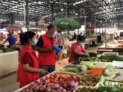 迎战德尔塔丨农贸市场强化疫情防控 守护市民“菜篮子”安全