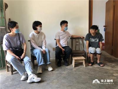 荆州市火烈鸟助学服务中心资助8名寒门学子圆梦校园