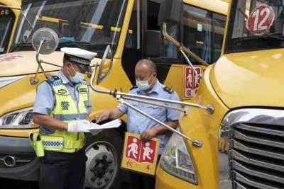 护航开学！荆州公交对36辆校车进行“体检”