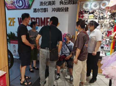 湖北荆州：老人自动扶梯失足摔倒 有人危急关头托住了她