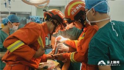女子右手卷进绞肉机，救援人员2个小时完成“手术”