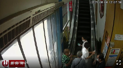 荆州一电梯上，八旬老人突然向后倒去…