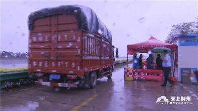 迎战德尔塔丨物业公司员工投身一线 风雨无阻筑牢疫情防线 