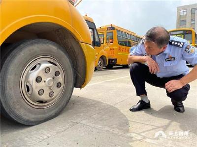 荆州市公安交管、教育部门联合检查校车 确保开学运行安全