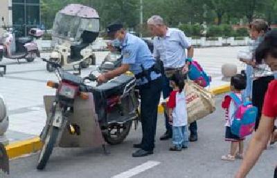 开学季，荆州高新区公安分局全力守护校园安全