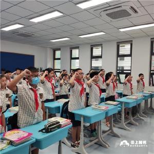 开学第一天 荆州70万名学生迎来新学期