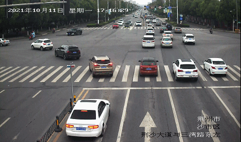 @鄂D0E658，再说一遍，这种红灯别闯！