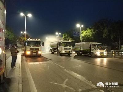 荆州市城管执法委：机械化作业 提升城区清扫保洁效率