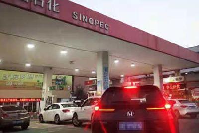 油价上涨！荆州私家车排起“长龙”加油！