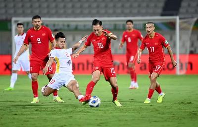 12强赛首胜！中国男足补时3比2绝杀越南队