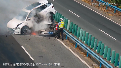 惊险！沪渝高速公路荆州段车辆爆燃起火