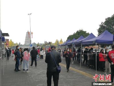 西安疫情防控直击：市民冒雨测核酸