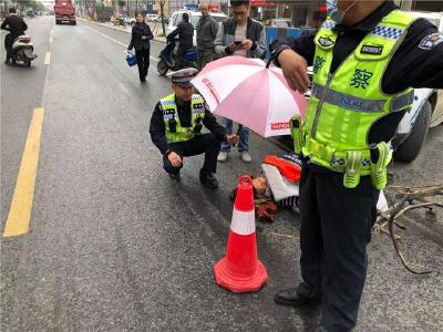 身边的感动|老人雨天被车撞伤 荆州交警撑伞遮风避雨