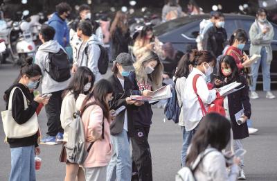 中小学教资笔试举行 武汉12.89万人赶考居全国首位