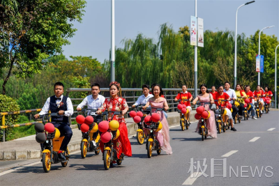 荆州90后小伙率30辆共享单车接新娘 迎亲车队一分钱都没花，却比豪车车队还拉风