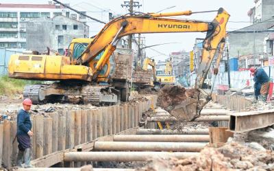 荆州区御河路升级改造工程加紧施工 目前已完成70%