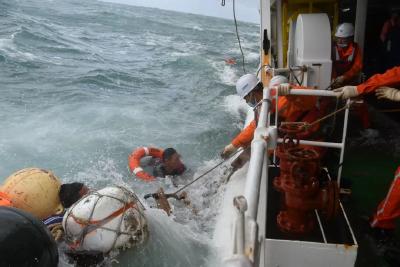 东海海域一渔船沉没，已救起2人，仍有11人失联
