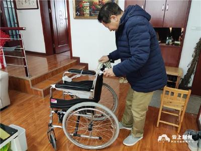 热心市民捐轮椅 送给有需要的人
