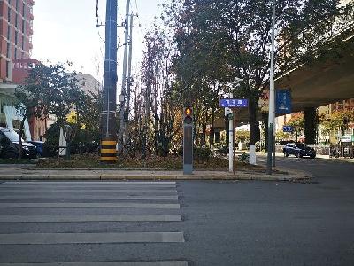 荆州中心城区42条主干道开展路牌整治行动