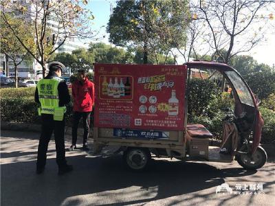 全国文明城市创建进行时|交警各大路口大力整治“两车”  营造良好交通氛围