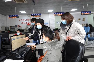 荆州区人社服务中心提供“一站式”服务