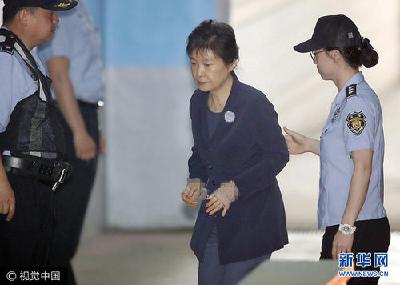 韩国总统文在寅将赦免前总统朴槿惠