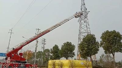 6旬老人爬上高压电线塔，消防员架“云梯”高空救援