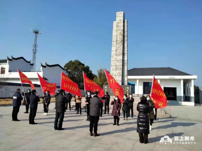 服务革命老区志愿者授旗活动在马山镇蔡桥村举行 