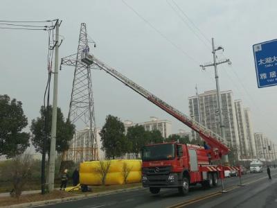 六旬老人爬上高压铁塔，荆州高新区公安分局多方联动开展紧急救援