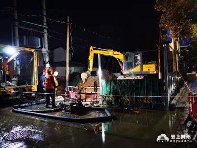 突发！一水管破裂，荆州水务集团正全力抢修