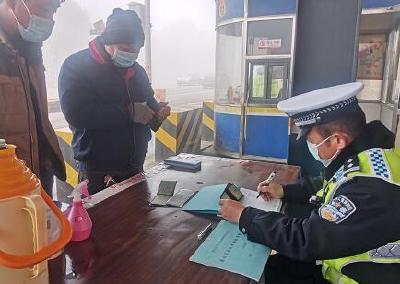 荆州交警开启“春运模式” 守护群众平安回家路