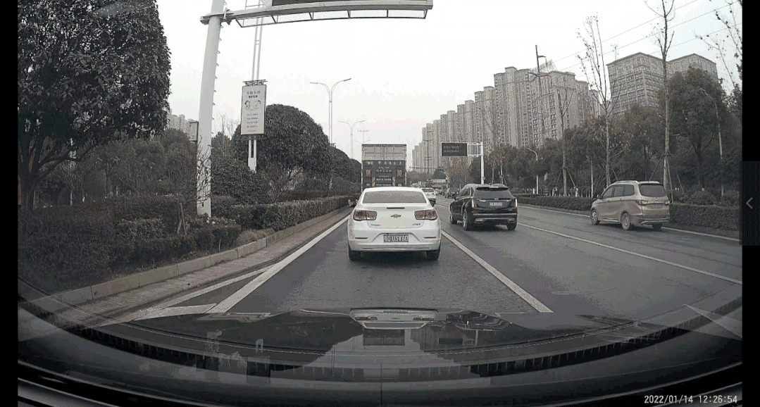 压实线变道挡住后车，说的就是你，鄂DC0Q66……