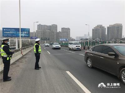 荆州：除夕高速车流大幅增长 高警运管坚守岗位保平安